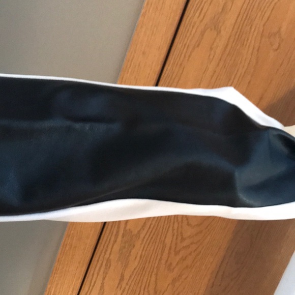 Calvin Klein - Picture 2 of 6